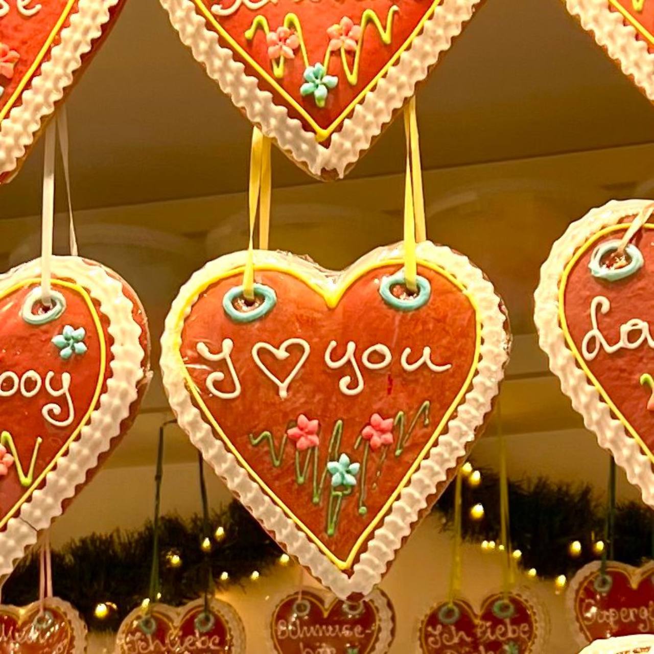 Handverzierte rote Lebkuchenherzen am Marktstand, in der Mitte I love you