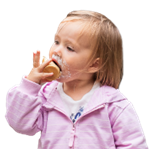 Sophia als kleines Kind beim Naschen eines Lebkuchens