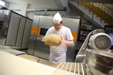 Lebkuchenteig wird geknetet